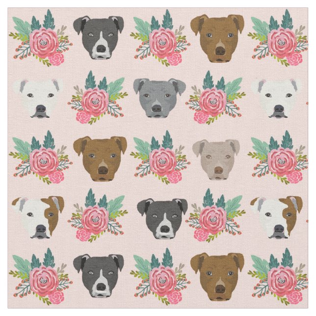 Tela Pitbull se enfrenta a flores rosas (De cerca)