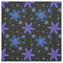 Púrpura azul de los copos de nieve en negro
