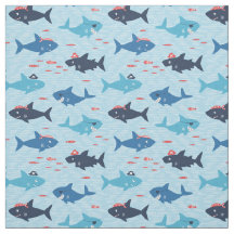 Tiburones Guay con gorras piratas sobre azul claro