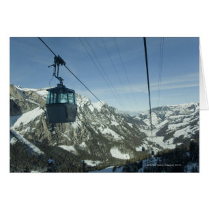 teleféricos que viajan con montañoso nevoso