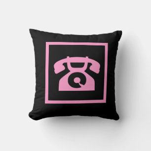 teléfono rosa retro sobre almohada negra
