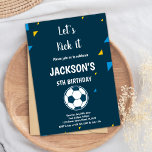 Tema de las invitaciones de cumpleaños del fútbol<br><div class="desc">Tema de las invitaciones de cumpleaños del fútbol azul</div>