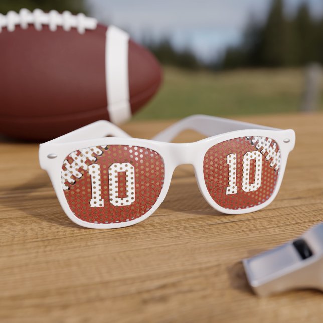 Tema del fútbol deportivo Gafas de sol de cumpleañ (A fun pair of football ball themed sunglasses. Just add your favorite number)