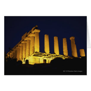 Templo griego en la noche con amarillos y naranjas