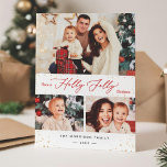 Ten un Navidad de Holly Jolly Gold Confetti 3 Foto<br><div class="desc">Esta encantadora tarjeta es una delicia visual, con un glamuroso diseño de confeti dorado que se complementa con gusto en tres espacios para tus preciadas fotos de vacaciones. Esta tarjeta está disponible como descarga digital, por lo que puedes imprimirla fácilmente en casa o compartirla con tus amigos y familia en...</div>