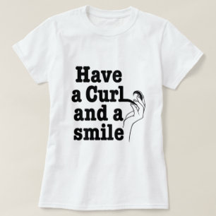 Ten un rizo y una camiseta sonriente