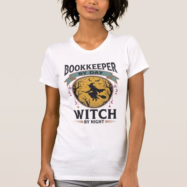 Tenedor de libros de día Bruja de noche Camiseta v (Anverso)