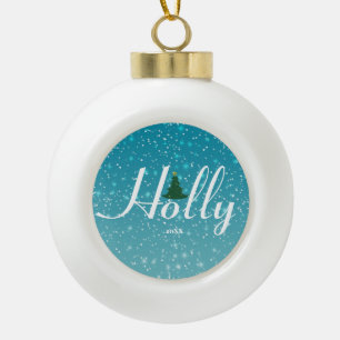 Tener un adorno navideño holly, personificar