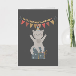 Tener una tarjeta de felicitación doblada de cumpl