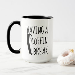 Tener una taza de café de la rotura del ataúd
