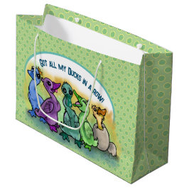 Tengo mis patos en una bolsa de regalo grande de l