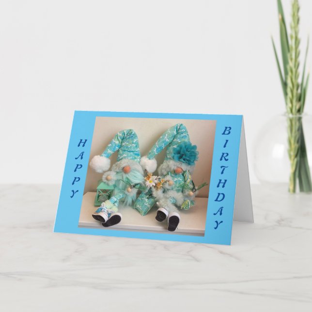 TENIENDO UNA TARJETA DE CUMPLEAÑOS "DE DOS" (Anverso)