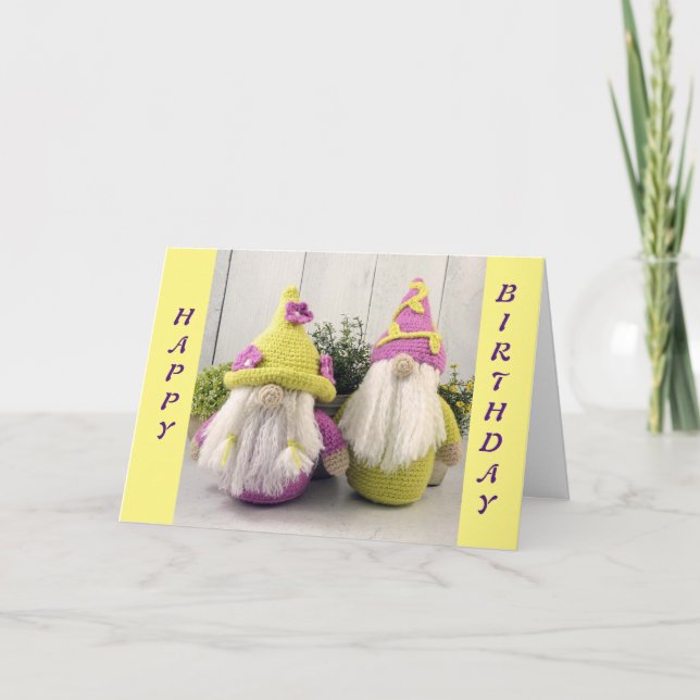 TENIENDO UNA TARJETA DE CUMPLEAÑOS "DE DOS" (Anverso)