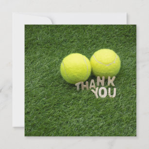 Tenis Gracias carta sobre césped verde