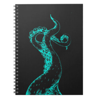 tentáculos de pulpo aqua en cuaderno negro