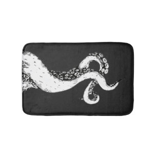 tentáculos de pulpo en alfombrilla de baño negra