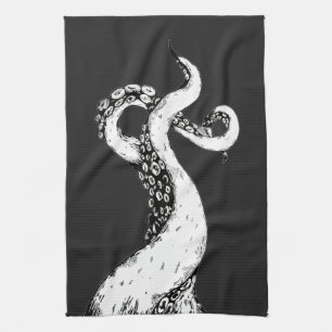 tentáculos de pulpo en toalla de té negra