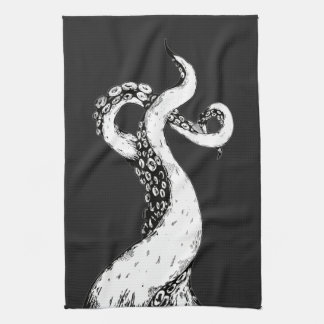 tentáculos de pulpo en toalla de té negra