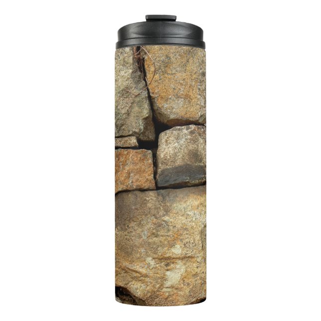 Termo A stone wall made of cobblestones background textu (Anverso)