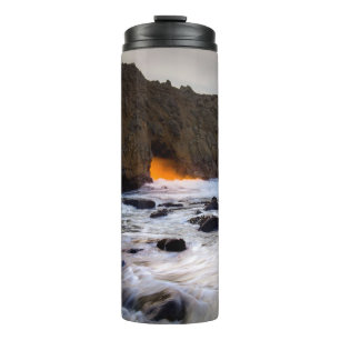 TERMO AGUA CORRIENTE CERCA DE LA CUEVA DE PIEDRA MARRÓN