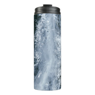 Termo Agua salpicada en fondo blanco