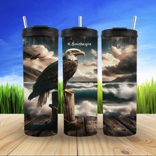 Termo Águila calva sobre la costa tormentosa