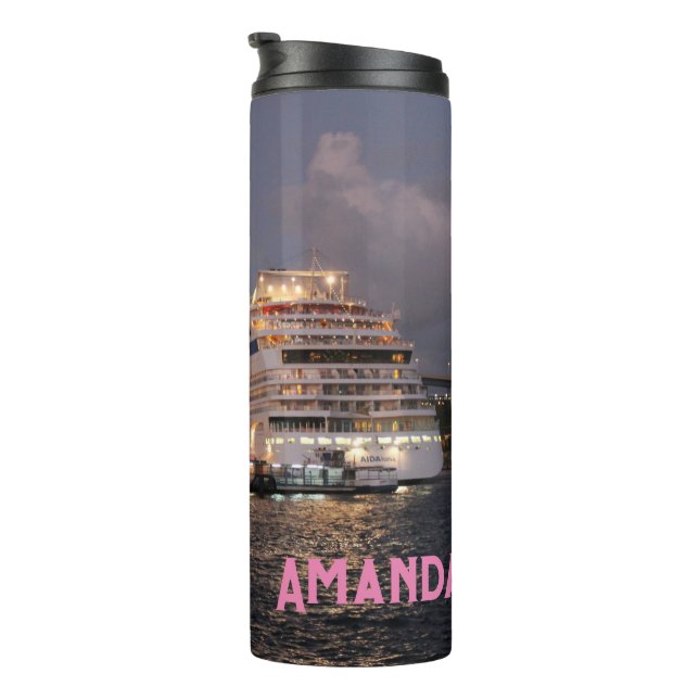 Termo AIDAluna Cruise Ship docking en Willemstad Curacao (Rotado hacia la derecha)