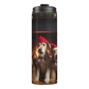 Termo Airedale junto a la chimenea de Navidad