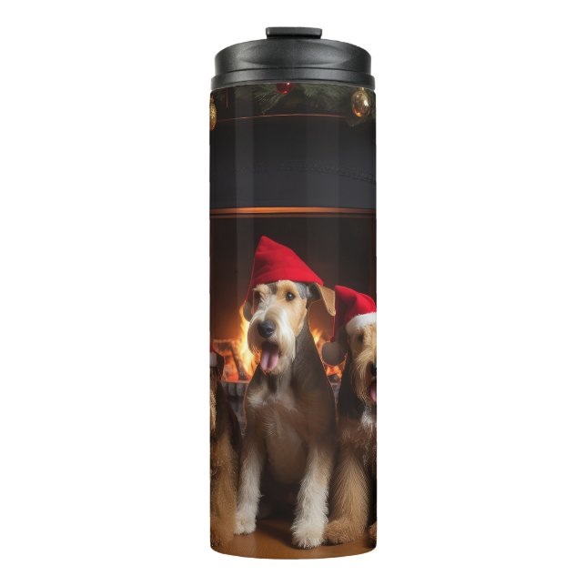 Termo Airedale junto a la chimenea de Navidad (Anverso)