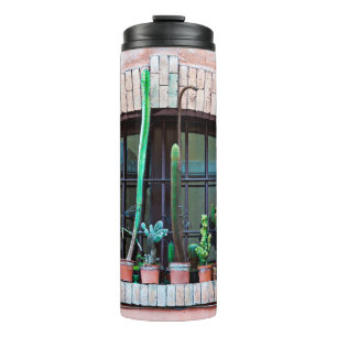 Termo Antigua ventana abandonada con un grupo de flor de