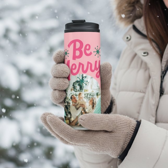 Termo Árbol de feriado con arcos de agujeros rosados de  (Carry your hot holiday cocoa in this Be Merry Pink Scribble Holiday Tree Arched Photo Tumbler!)