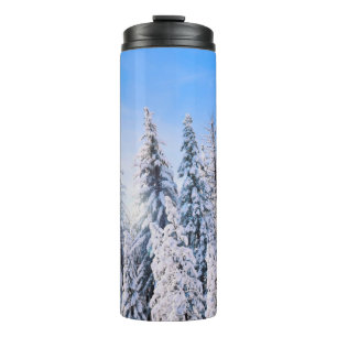 Termo Árboles de pinos de invierno en nieve
