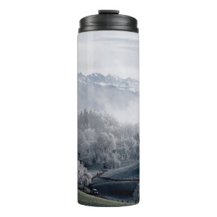 TERMO ÁRBOLES JUNTO A LA MONTAÑA DE NIEVE CAPPEADA DURAN