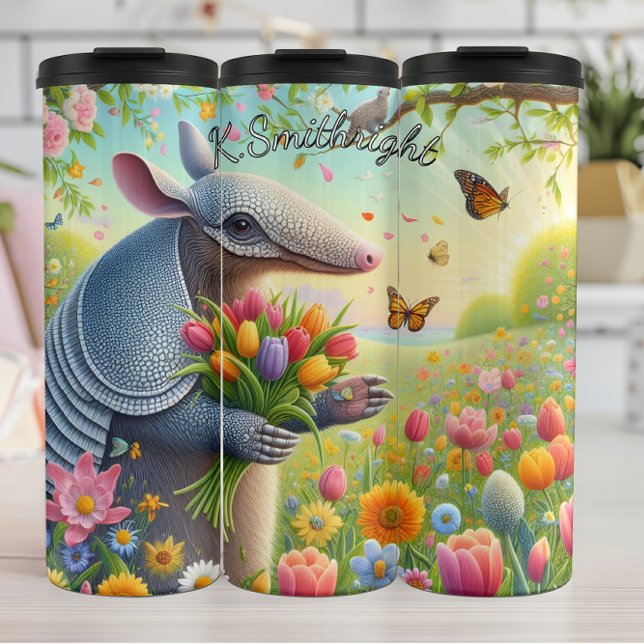 Termo Armadillo en un jardín de flores (Subido por el creador)