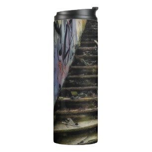 Termo Arte Urbano en Escaleras Edificio Abandonado
