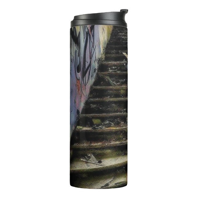 Termo Arte Urbano en Escaleras Edificio Abandonado (Rotado hacia la izquierda)