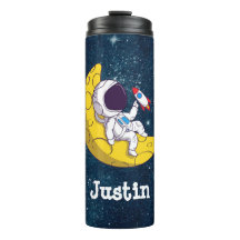 Astronauta personalizado en la luna con cohete