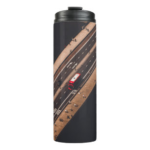 TERMO AUTOBÚS ROJO Y BLANCO CORRIENDO EN UN PUENTE