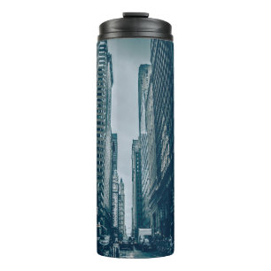 TERMO AUTOS DE CARRETERA ENTRE EDIFICIOS EN LA FOTOGRAFÍ