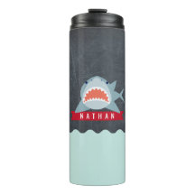 Azul marino de tiburón bajo el agua