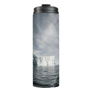 TERMO BARCO MARRÓN CERCA DE GLACIER DURANTE EL DÍA