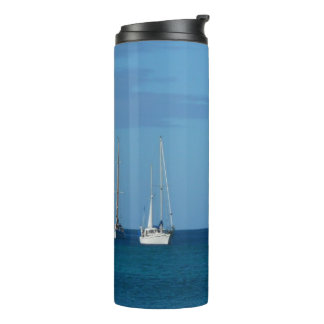Termo Barcos de vela en la Bahía Blanco y Azul Náutico