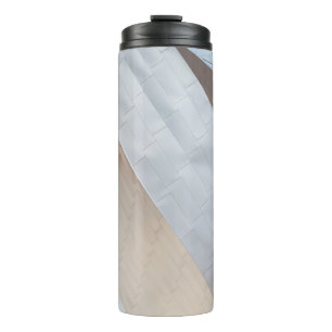 Termo Beige y superficie blanca