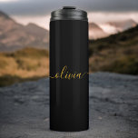 Termo Black Gold Modern Script Girly Monograma Nombre<br><div class="desc">Tumbler de bebidas con un solo monograma de escritura negro y dorado. Esto hace que el dulce perfecto cumpleaños 16,  boda,  ducha de novia,  aniversario,  ducha de bebé o fiesta de soltera sea regalo para alguien que ama el lujo glam y los estilos de moda.</div>