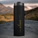 Termo Black Gold Modern Script Girly Monograma Nombre<br><div class="desc">Tumbler de bebida con nombre de monograma negro y dorado. Esto hace que el dulce perfecto cumpleaños 16,  boda,  ducha de novia,  aniversario,  ducha de bebé o fiesta de soltera sea regalo para alguien que ama el lujo glam y los estilos de moda.</div>