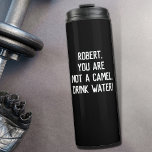 Termo Black Simple Funny Cita Agua para beber con un nom<br><div class="desc">Personalizable texto para escribir tu propia cita graciosa o favorita o mantener una existente para animarte y recordarte a ti o a tu ser querido beber más agua "nombre,  no eres un camello. ¡Beba agua!"</div>
