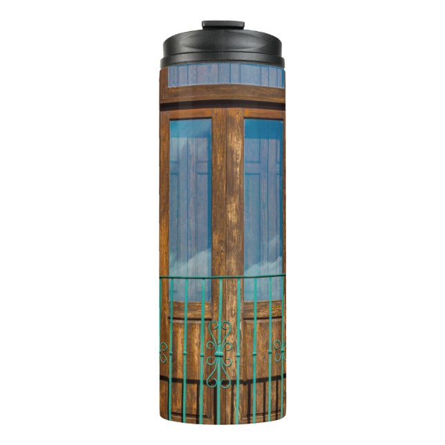 Termo Blue wooden door on yellow concrete building (Anverso)