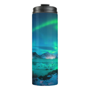 Termo Borealis de Aurora sobre la costa del mar, montaña