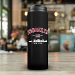 Termo Brooklyn Ney York Est Funny Travel<br><div class="desc">Diseño vintage en Honor al Hermoso condado de New York que es Brooklyn,  uno de los 5 barrios de la ciudad de Nueva York,  se encuentra en el extremo occidental de Long Island. El icónico Puente de Brooklyn,  construido en 1883.</div>