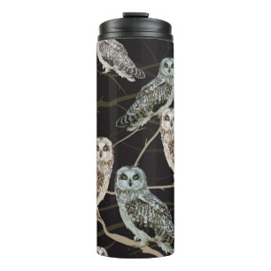 Termo búho sentado en una rama